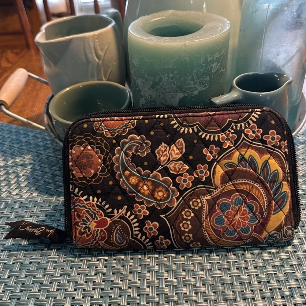 VERA BRADLEY Kensington Zip Around Wallet Brown Tan Blue Paisley